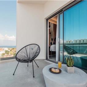 3 bedroom penthouse apartment with pool in Chania town, sleeps 6